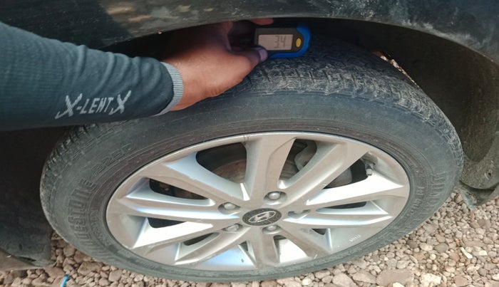 2016 Hyundai New Elantra 1.6 SX AT DIESEL, Diesel, Automatic, 1,03,280 km, tyre