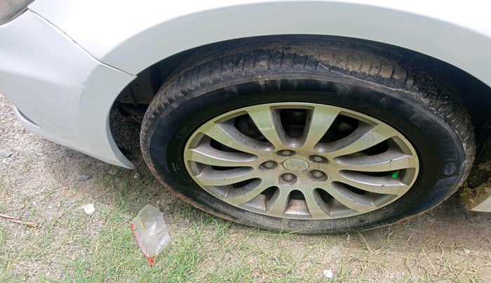 2011 Maruti Kizashi 2.4L MT, Petrol, Manual, 1,49,327 km, tyre