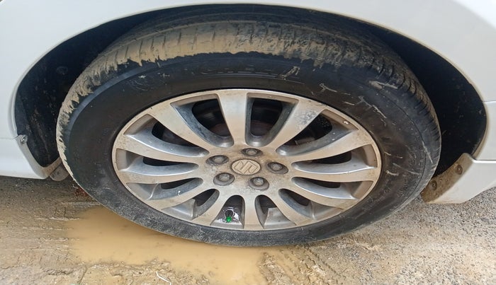 2011 Maruti Kizashi 2.4L MT, Petrol, Manual, 1,49,327 km, tyre