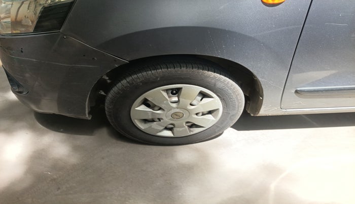 2011 Maruti Wagon R 1.0 LXI CNG, Petrol, Manual, 82,966 km, tyre