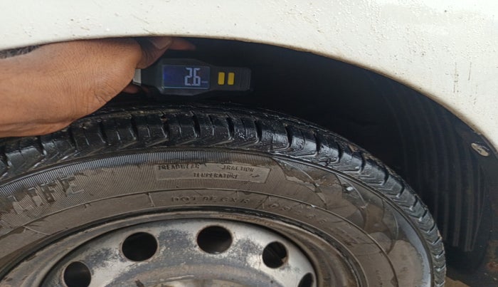 2016 Hyundai Eon ERA +, Petrol, Manual, 1,24,451 km, tyre