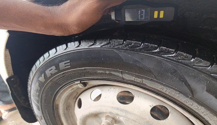 2016 Hyundai Eon ERA +, Petrol, Manual, 1,24,451 km, tyre