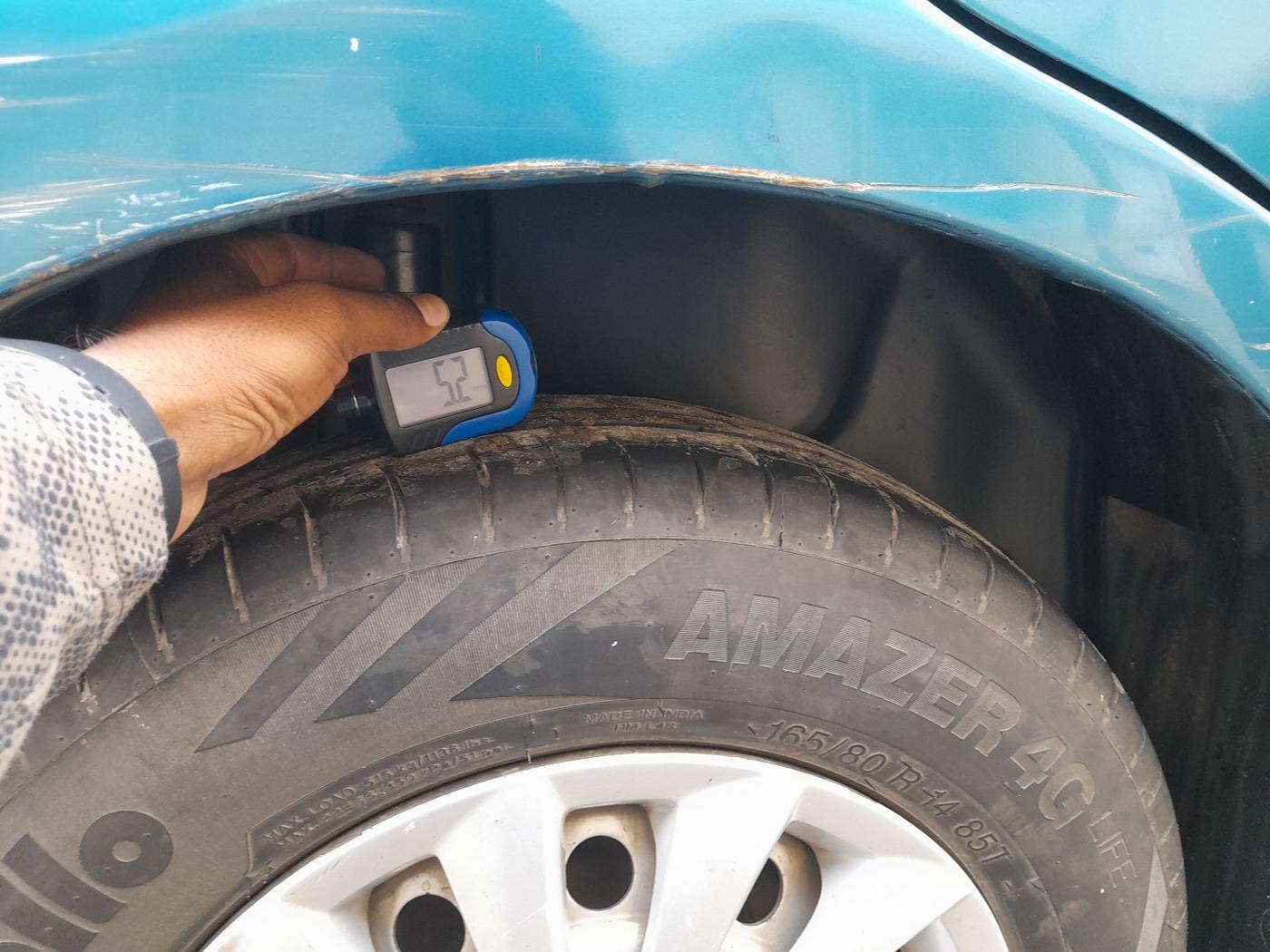 2013 Maruti Swift Dzire LXI, Petrol, Manual, 1,71,465 km, tyre