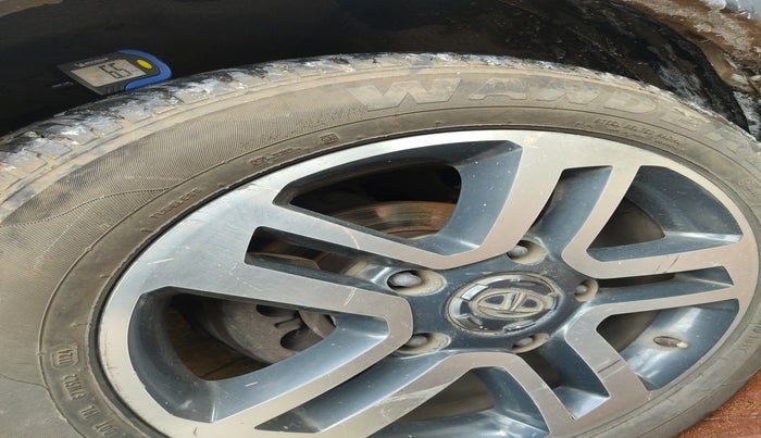 2018 Tata Hexa XTA 4X2 7 STR, Diesel, Automatic, 1,57,106 km, tyre