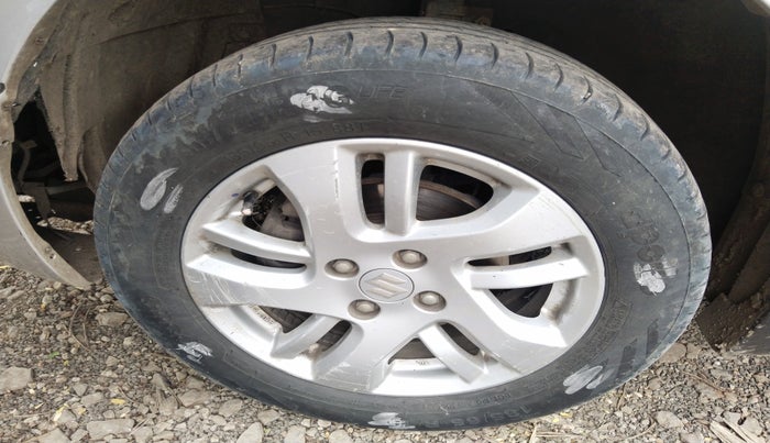 2013 Maruti Swift Dzire ZXI, Petrol, Manual, 2,36,801 km, tyre