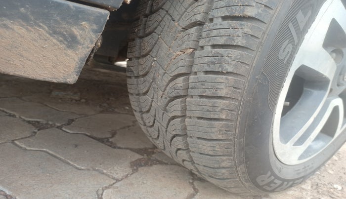 2017 Tata Hexa XT 4X2 7 STR, Diesel, Manual, 88,854 km, tyre