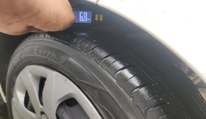 2015 Hyundai Eon MAGNA +, Petrol, Manual, 52,975 km, tyre