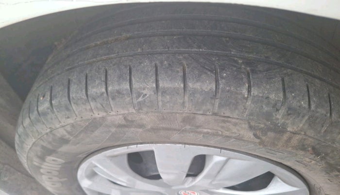 2010 Maruti Swift VXI, Petrol, Manual, 1,42,290 km, tyre