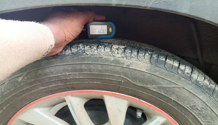 2017 Mahindra Kuv100 K6 6 STR, Petrol, Manual, 42,177 km, tyre
