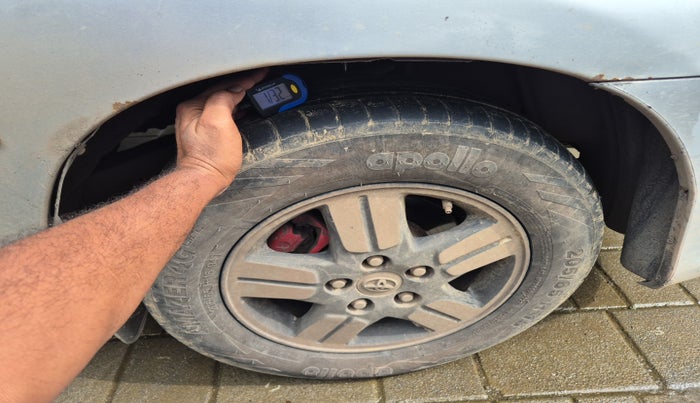 2010 Toyota Innova 2.5 G4 8 STR, Diesel, Manual, 2,56,101 km, tyre