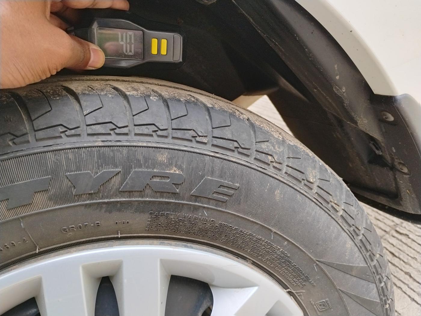 2022 Maruti Dzire VXI, Petrol, Manual, 50,438 km, tyre