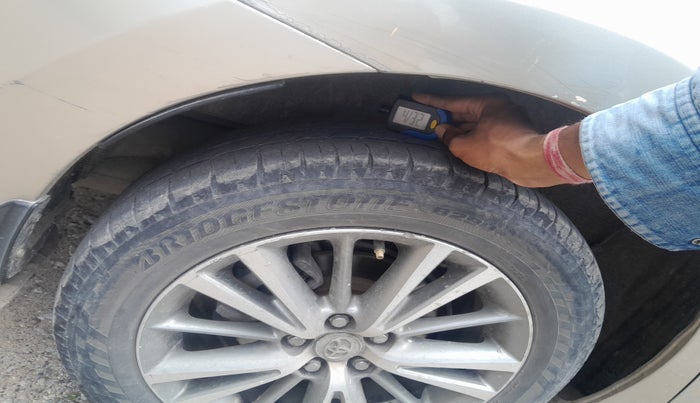 2015 Toyota Corolla Altis GL PETROL, Petrol, Manual, 1,71,980 km, tyre