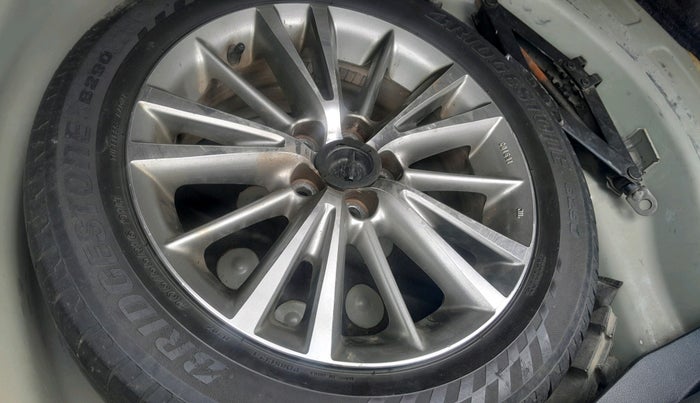 2015 Toyota Corolla Altis GL PETROL, Petrol, Manual, 1,71,980 km, tyre