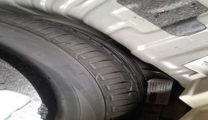 2022 Mahindra XUV300 W6 1.2 PETROL, Petrol, Manual, 26,142 km, tyre