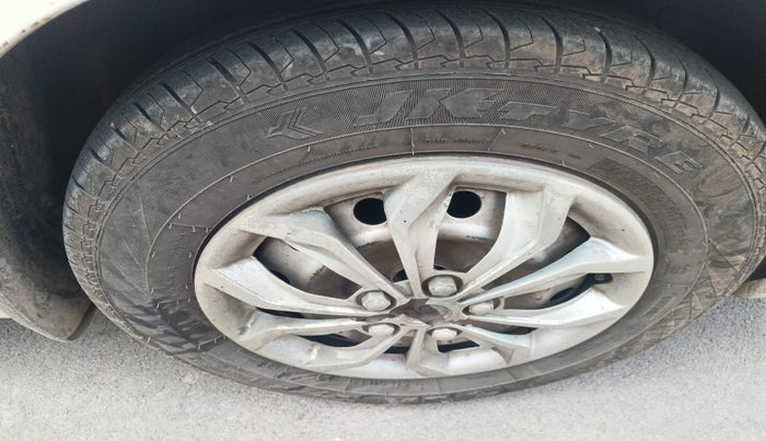 2021 Maruti Dzire LXI, Petrol, Manual, 80,122 km, tyre
