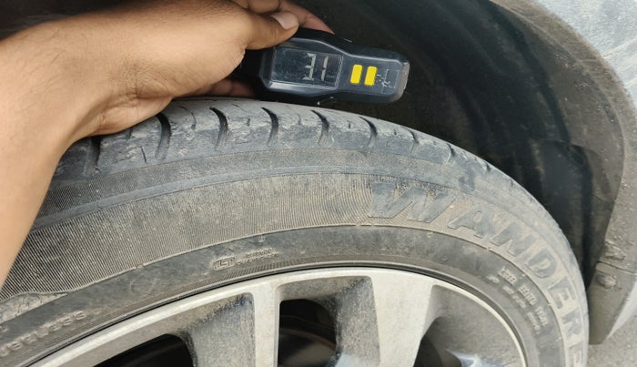 2019 Mahindra XUV300 W8 (O) 1.5 DIESEL, Diesel, Manual, 1,15,811 km, tyre