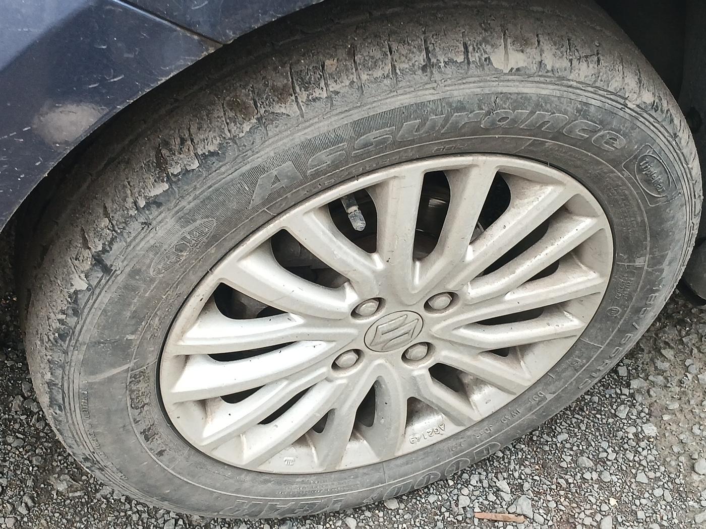 2018 Maruti Dzire ZDI, Diesel, Manual, 1,63,000 km, tyre