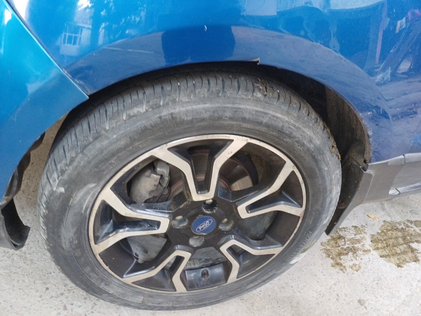 2018 Ford Ecosport TITANIUM 1.5L SIGNATURE EDITION (SUNROOF) DIESEL, Diesel, Manual, 2,14,022 km, tyre