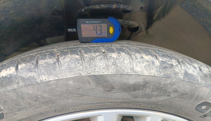 2022 Maruti Dzire ZXI CNG, Petrol, Manual, 33,397 km, tyre