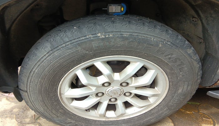 2016 Mahindra TUV300 T8 AMT, Diesel, Automatic, 1,16,609 km, tyre