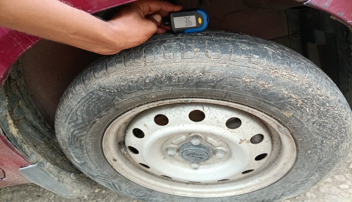 2010 Maruti Ritz LXI, Petrol, Manual, 1,00,000 km, tyre