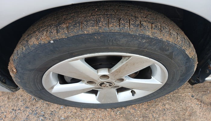 2015 Skoda Rapid 1.5 TDI CR ELEGANCE AT, Diesel, Automatic, 1,42,052 km, tyre