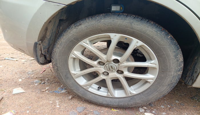 2017 Maruti Dzire VDI, Diesel, Manual, 1,81,835 km, tyre