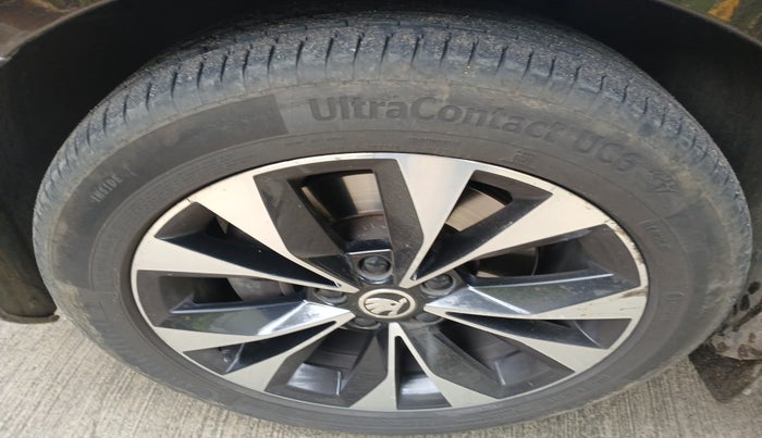2021 Skoda Superb L&K 2.0 TSI AT, Petrol, Automatic, 70,224 km, tyre
