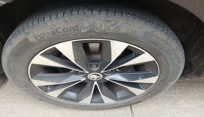 2021 Skoda Superb L&K 2.0 TSI AT, Petrol, Automatic, 70,224 km, tyre