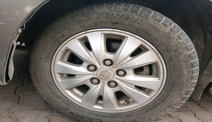 2011 Toyota Innova V 2.5 8 STR, Diesel, Manual, 2,22,323 km, tyre