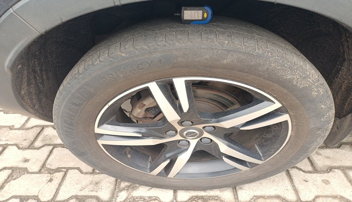 2021 Volvo XC 40 T4 R Design, Petrol, Automatic, 54,040 km, tyre