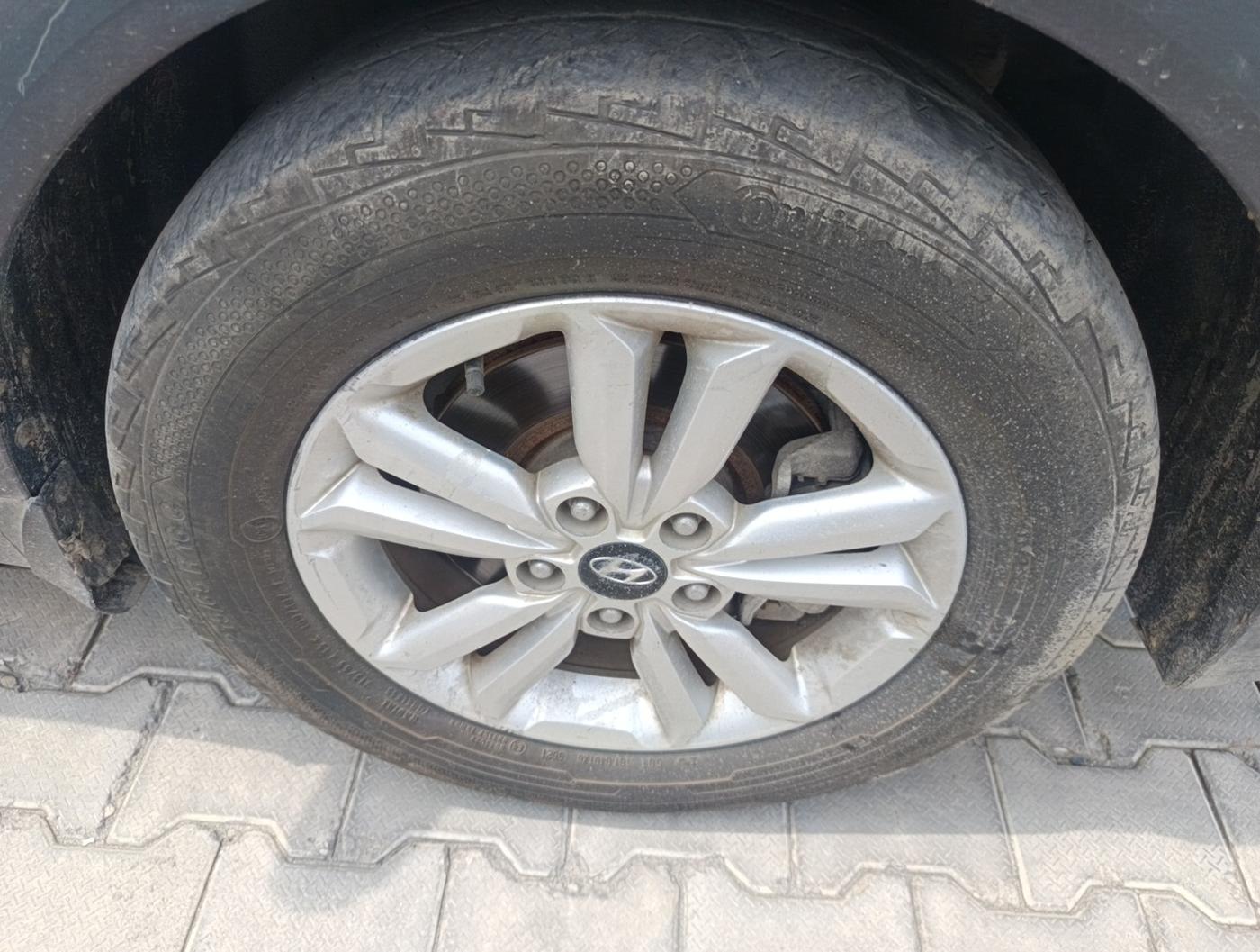 2016 Hyundai Creta SX 1.6 DIESEL, Diesel, Manual, 1,66,301 km, tyre