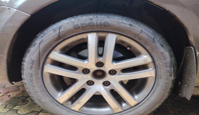 2011 Volkswagen Jetta HIGHLINE TDI AT, Diesel, Automatic, 1,08,444 km, tyre