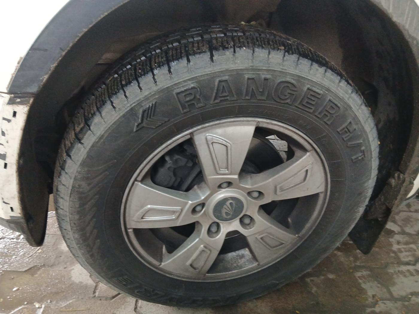 2015 Mahindra XUV500 W8, Diesel, Manual, 1,60,873 km, tyre