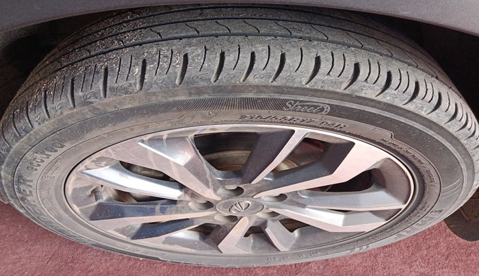 2021 Mahindra XUV300 W8 (O) 1.2 PETROL AMT, Petrol, Automatic, 43,701 km, tyre