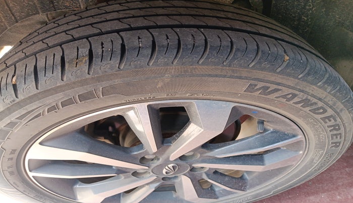 2021 Mahindra XUV300 W8 (O) 1.2 PETROL AMT, Petrol, Automatic, 43,701 km, tyre