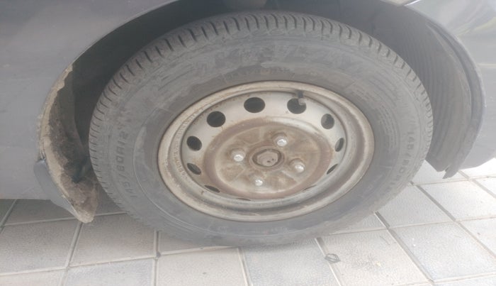 2016 Hyundai Eon ERA +, Petrol, Manual, 1,05,417 km, tyre