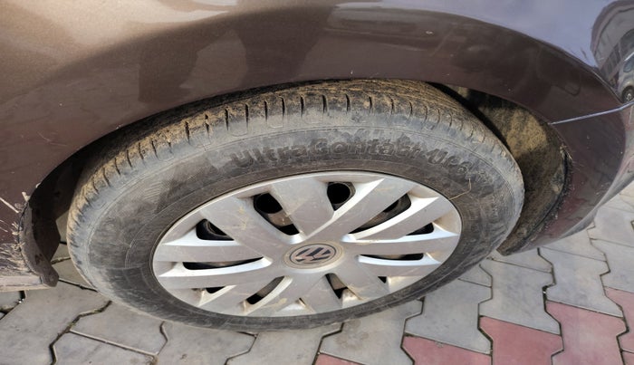 2016 Volkswagen Polo COMFORTLINE 1.2L, Petrol, Manual, 76,500 km, tyre