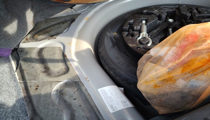 2016 Volkswagen Polo COMFORTLINE 1.2L, Petrol, Manual, 76,500 km, tyre