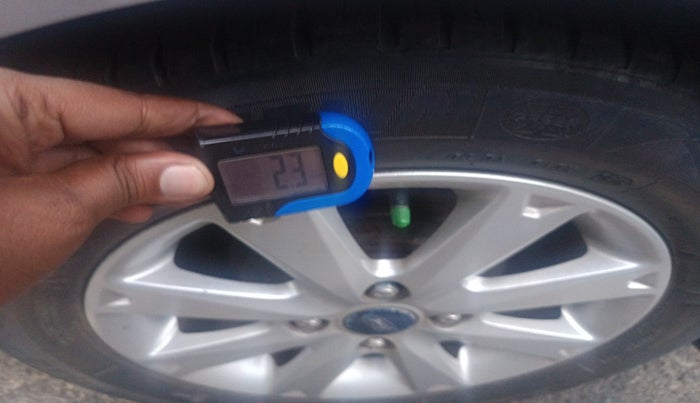 2011 Ford Fiesta TITANIUM PETROL, Petrol, Manual, 1,47,599 km, tyre