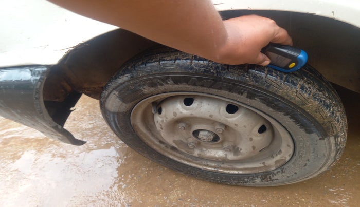 2010 Maruti 800 STD, Petrol, Manual, 1,68,164 km, tyre