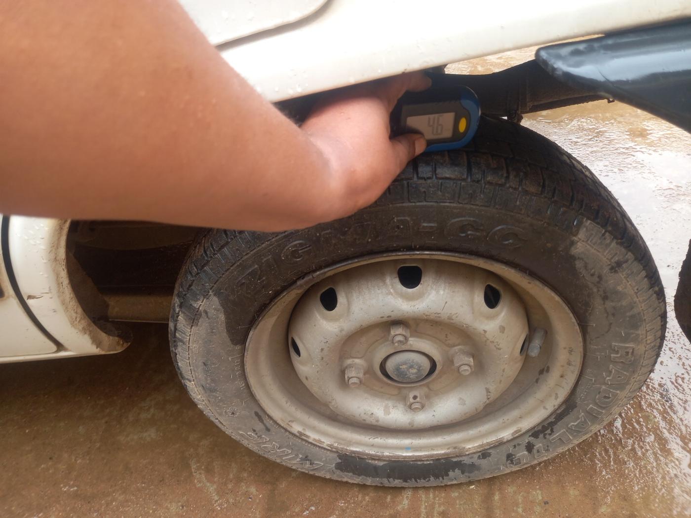 2010 Maruti 800 STD, Petrol, Manual, 1,68,164 km, tyre