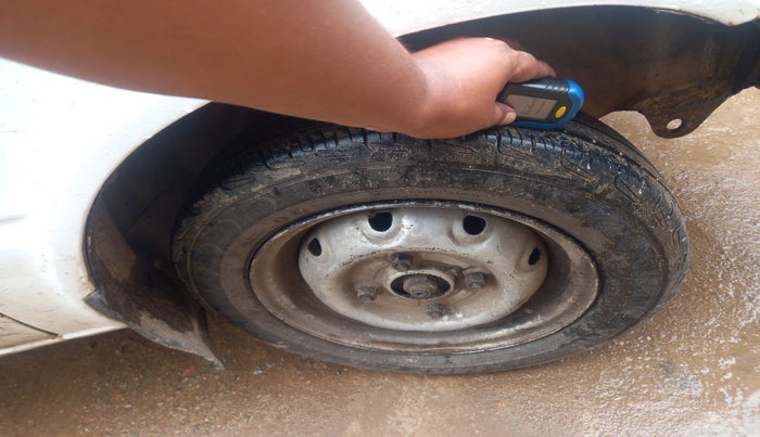 2010 Maruti 800 STD, Petrol, Manual, 1,68,164 km, tyre