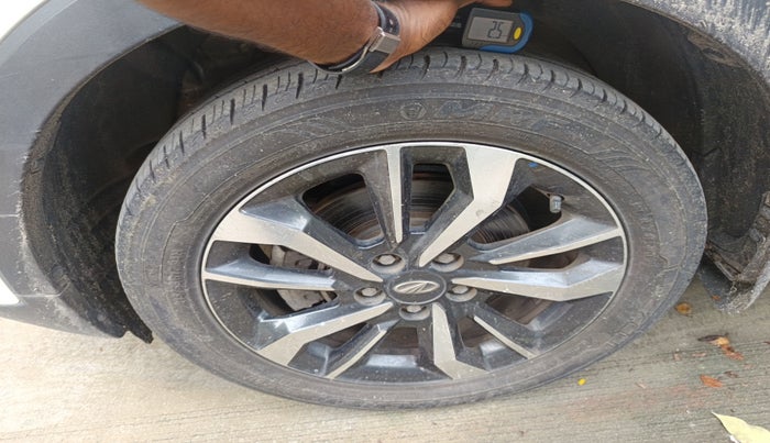 2021 Mahindra XUV300 W8 (O) 1.2 PETROL, Petrol, Manual, 23,402 km, tyre