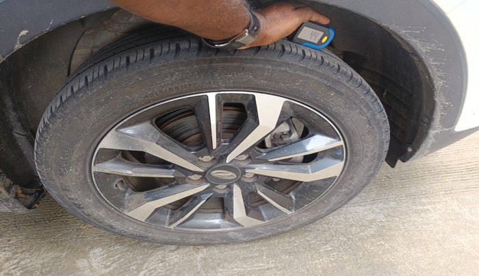2021 Mahindra XUV300 W8 (O) 1.2 PETROL, Petrol, Manual, 23,402 km, tyre