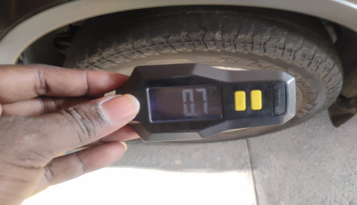 2016 Mahindra XUV500 W10 AT, Diesel, Automatic, 1,22,313 km, tyre