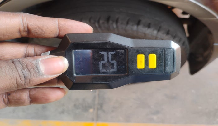 2016 Mahindra XUV500 W10 AT, Diesel, Automatic, 1,22,313 km, tyre