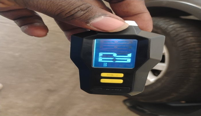 2016 Mahindra XUV500 W10 AT, Diesel, Automatic, 1,22,313 km, tyre