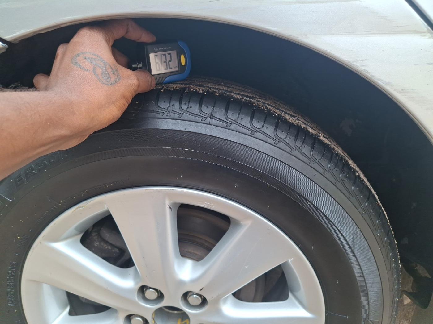 2010 Toyota Corolla Altis G PETROL, Petrol, Manual, 1,03,647 km, tyre