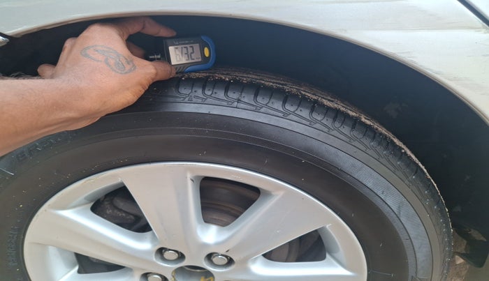 2010 Toyota Corolla Altis G PETROL, Petrol, Manual, 1,03,647 km, tyre